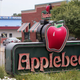 Illustration for article titled Applebee’s Employee Believes She Was Fired for Kicking Racists Out of Restaurant